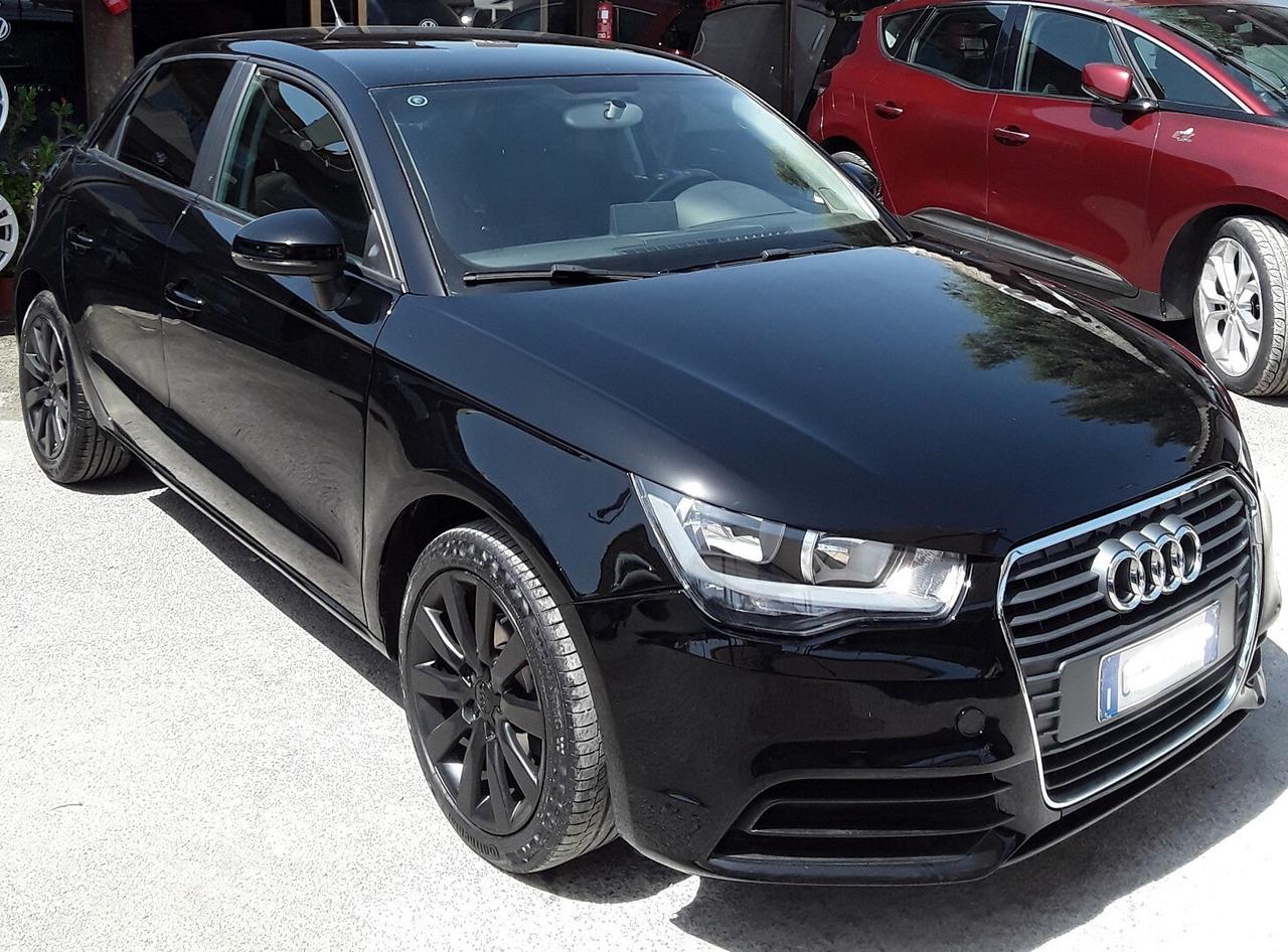 AUDI A1 1.0 TSFI 5P total blak