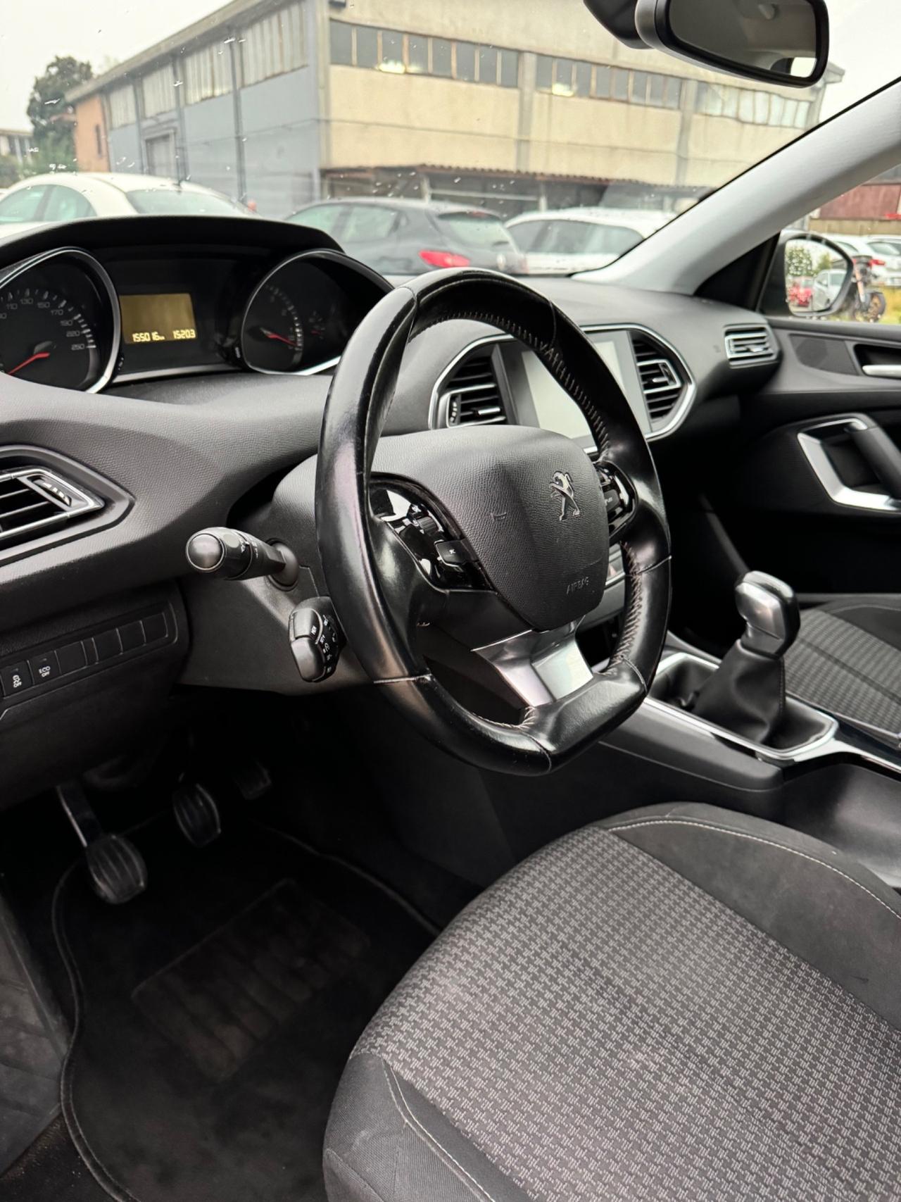 Peugeot 308 2017 1.2 benzina 110CV