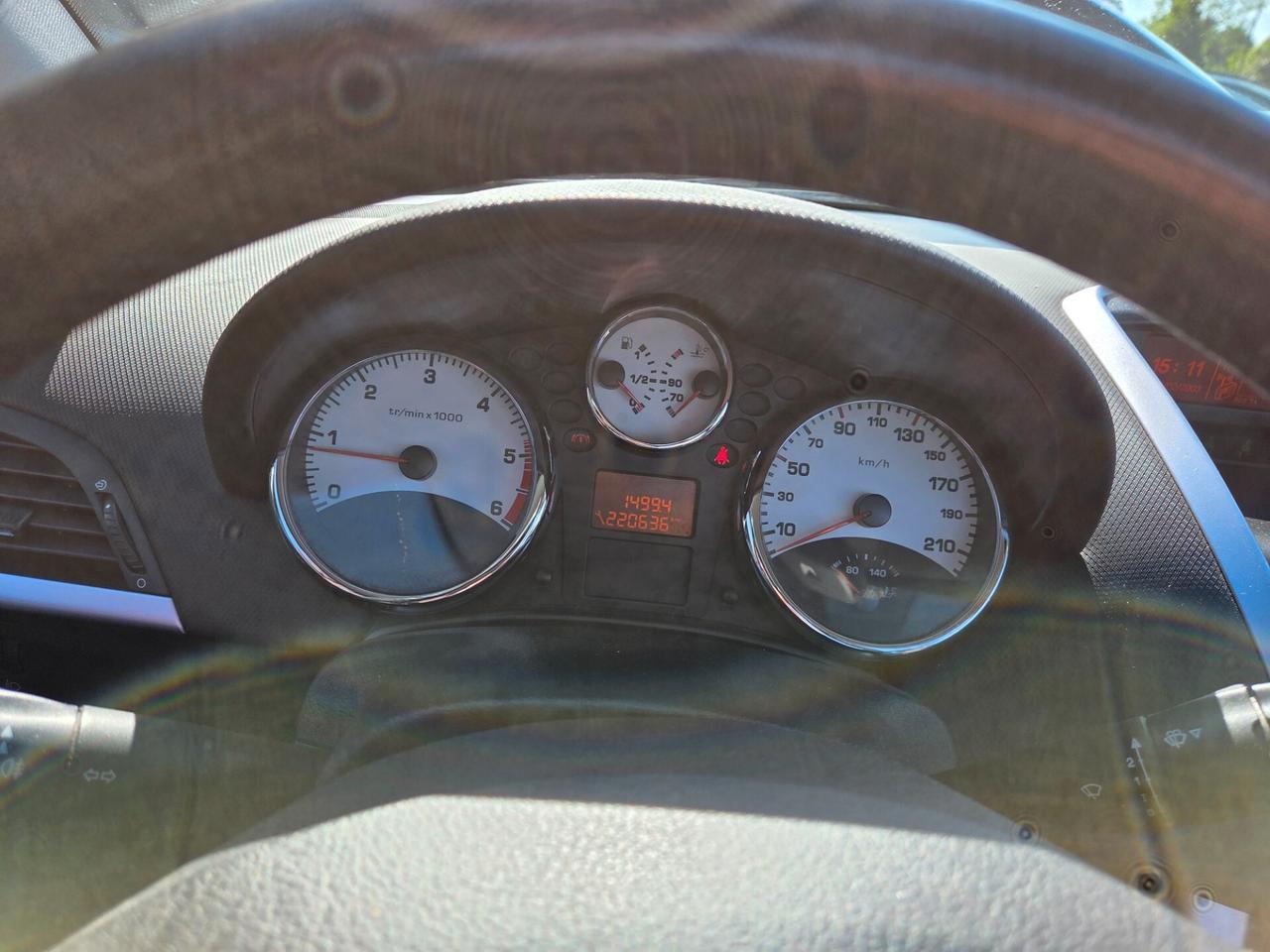 Peugeot 207 1.6 HDi 110CV CC Féline