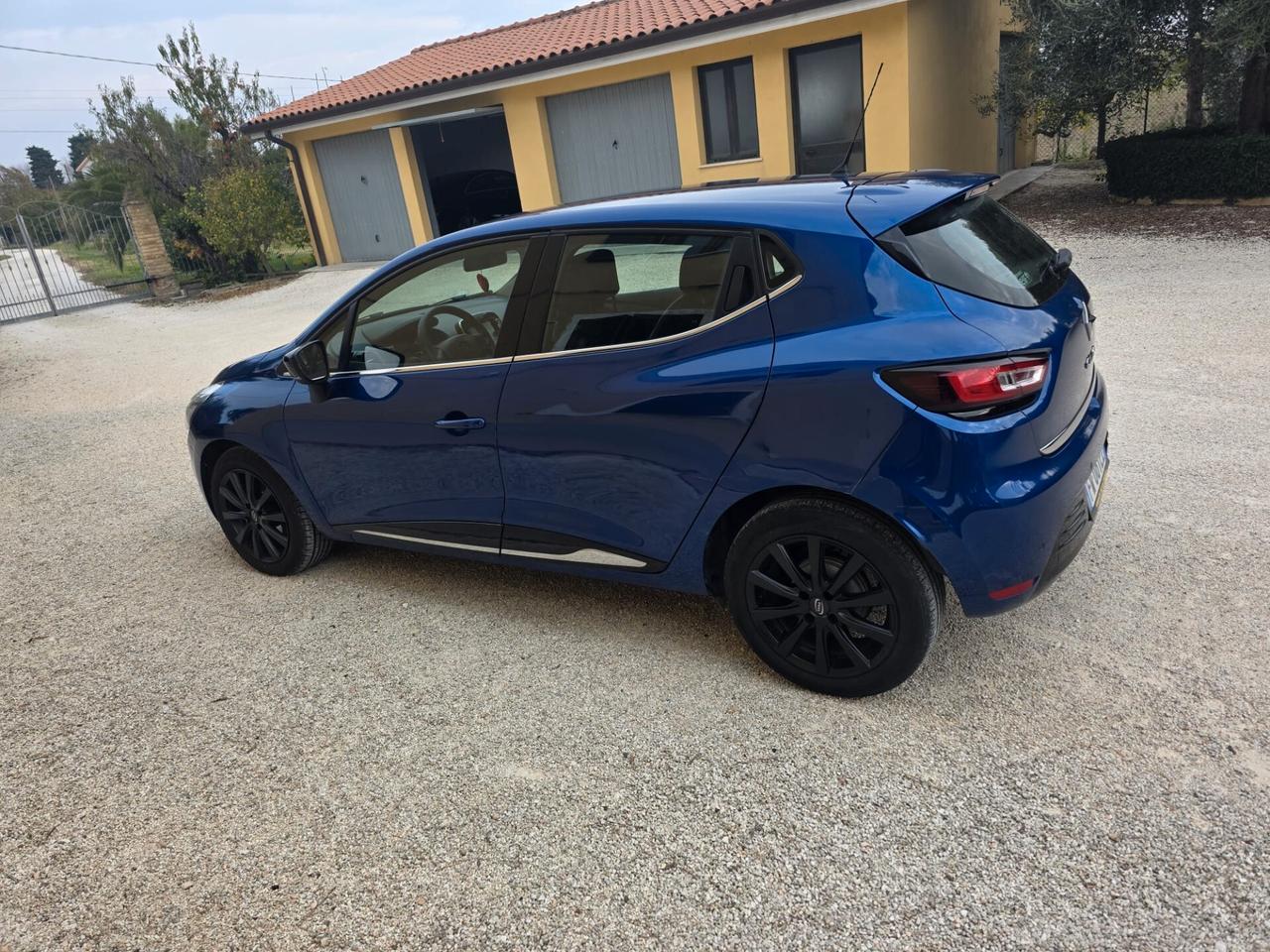 Renault Clio TCe 12V 75 CV 5 porte Moschino Zen