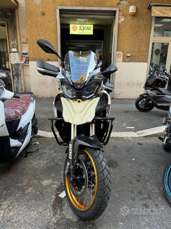 Qj srt 800 sx con tris di borse