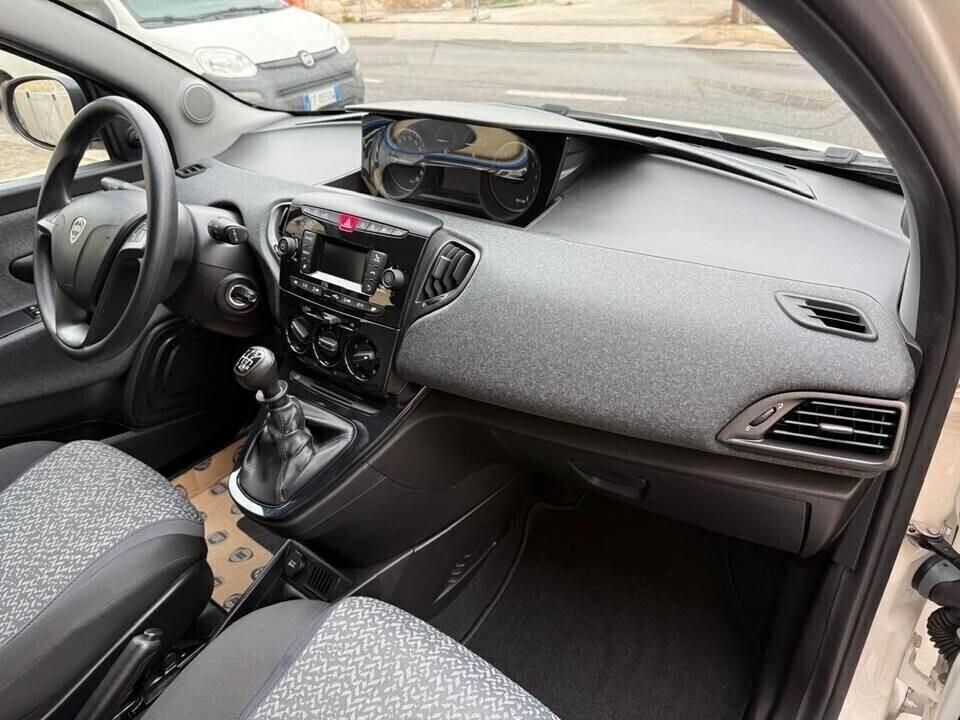 Lancia Ypsilon 1.0 FireFly 5 porte S&S Hybrid Ecochic Silver