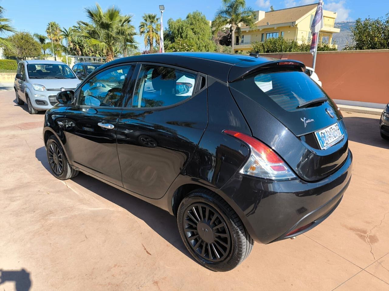Lancia Ypsilon 1.0 FireFly 5 porte S&S Hybrid Ecochic Silver