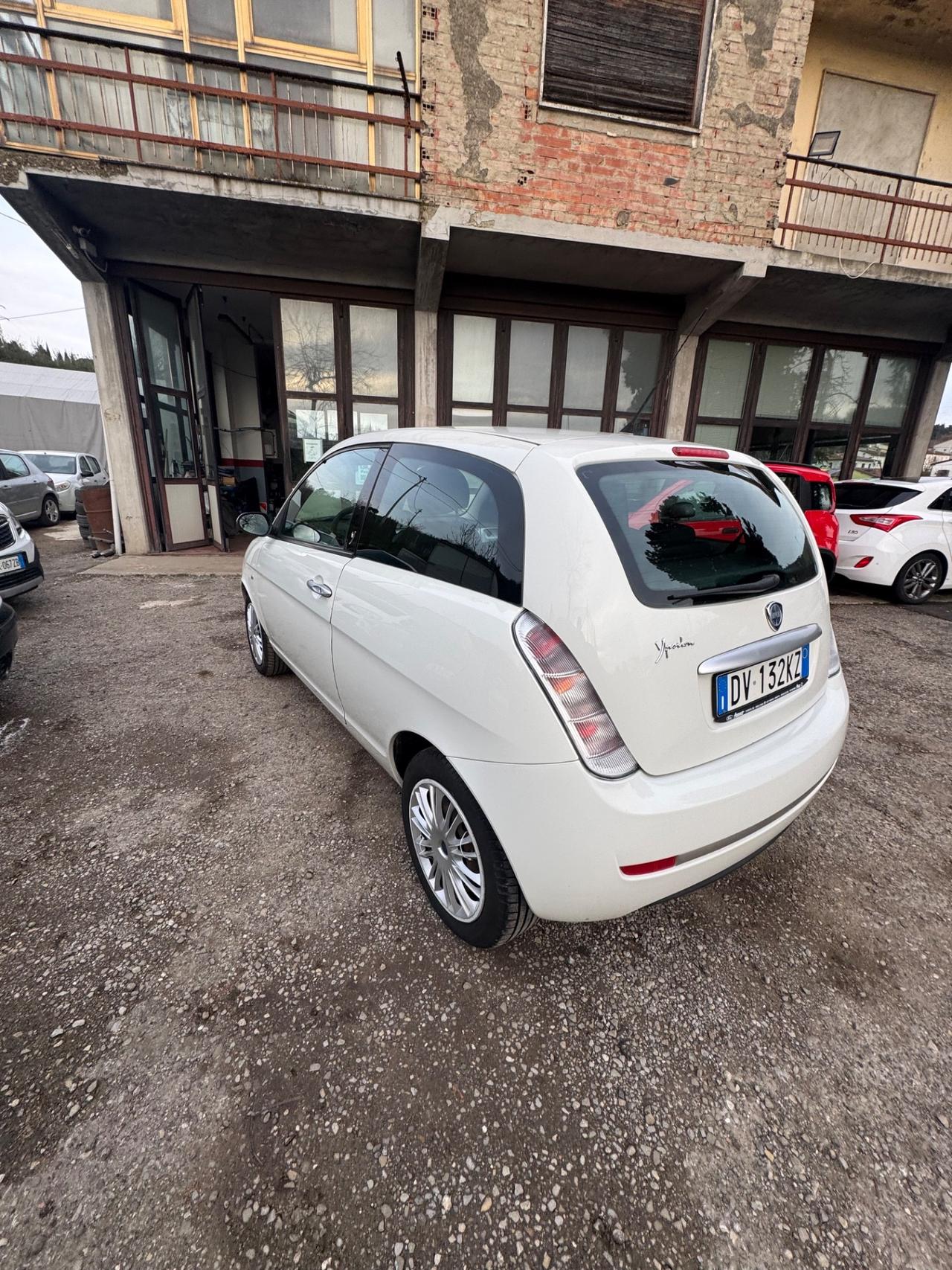 Lancia Ypsilon 1.3 MJT 75 CV Platino