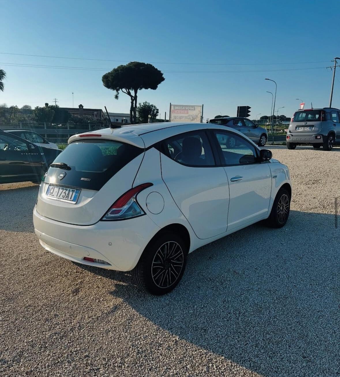 Lancia Ypsilon 1.0 FireFly 5 porte S&S Hybrid Ecochic Silver