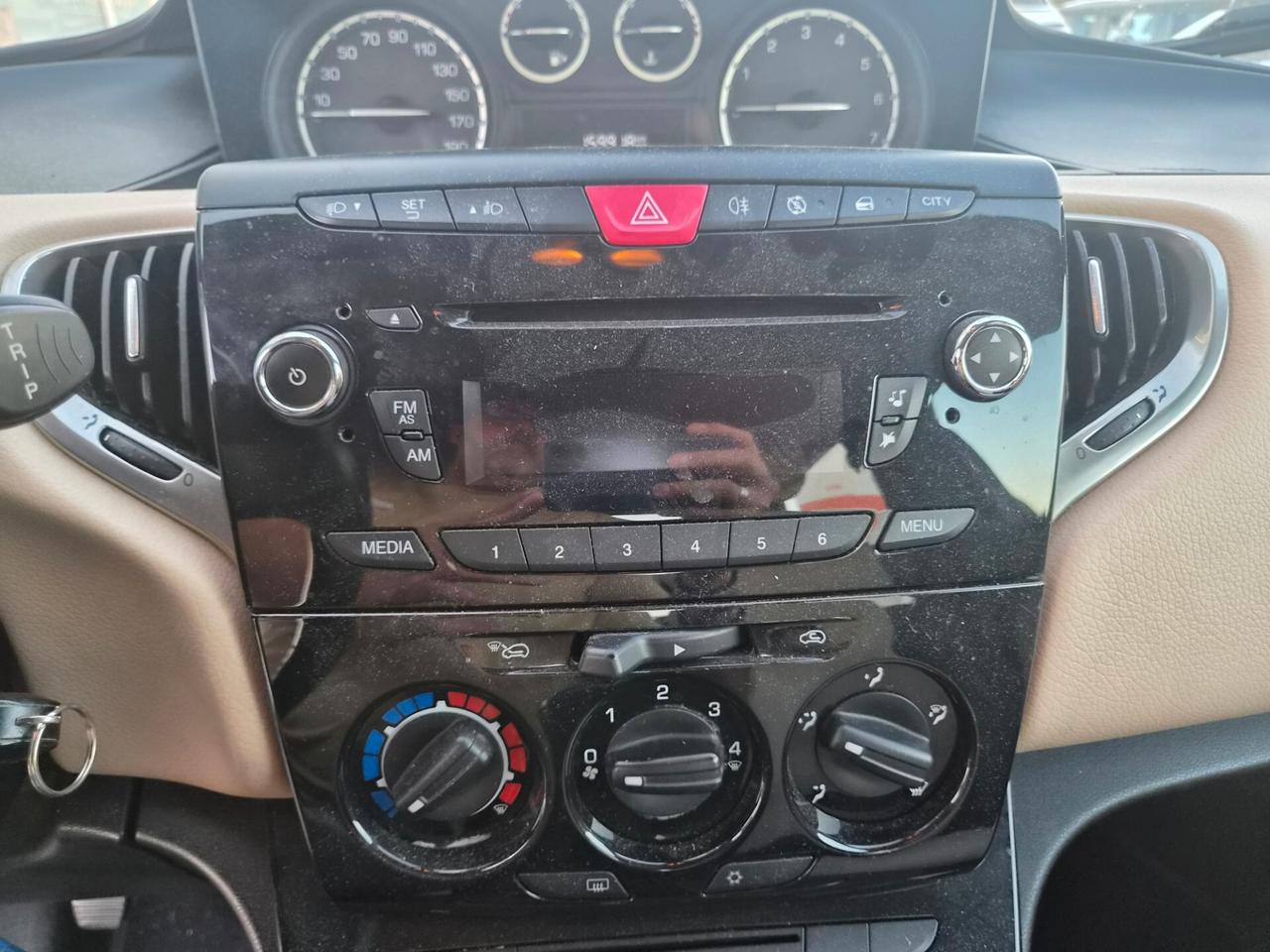 Lancia Ypsilon 0.9 TwinAir 85 CV 5 porte Metano Ecochic Silver