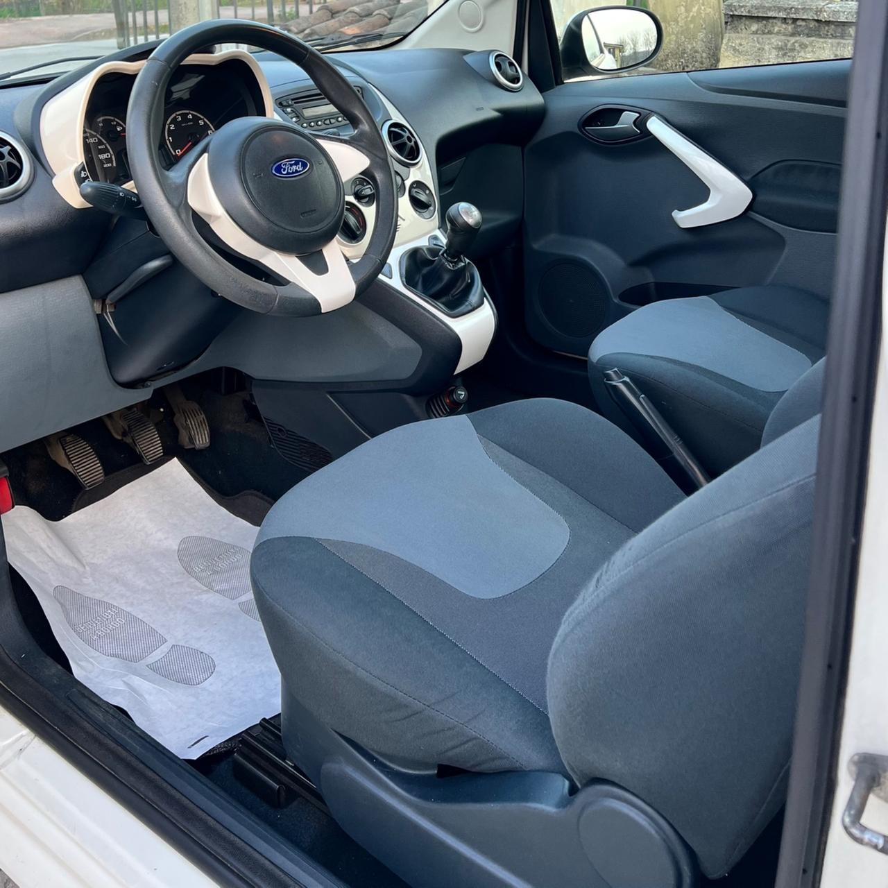 Ford Ka 1.3 TDCi 75CV Titanium con SOLI 102.000 KM