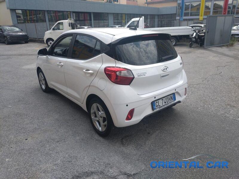 Hyundai i10 i10 1.0 TECH + CONNECT PACK + SENSORI DI POSTEGGIO + VETRI OSCURATI + TRENO DI GOMME INVERNALI
