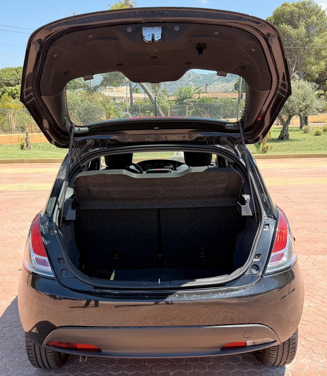 Lancia Ypsilon 1.0 Hybrid Gold | Compatta, Elegante e Super Accessoriata