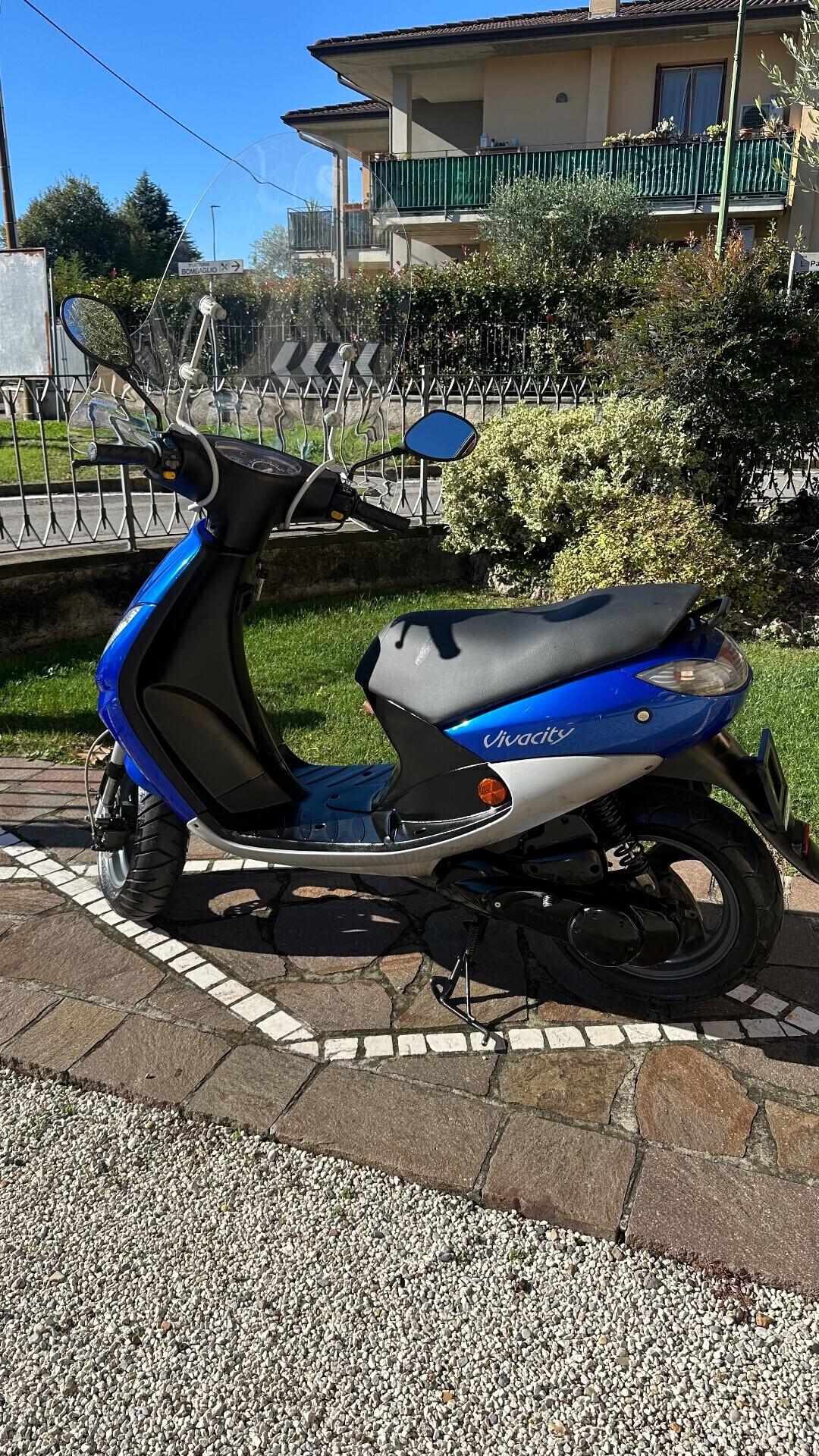 Peugeot Vivacity 50 2 tempi con parabrezza