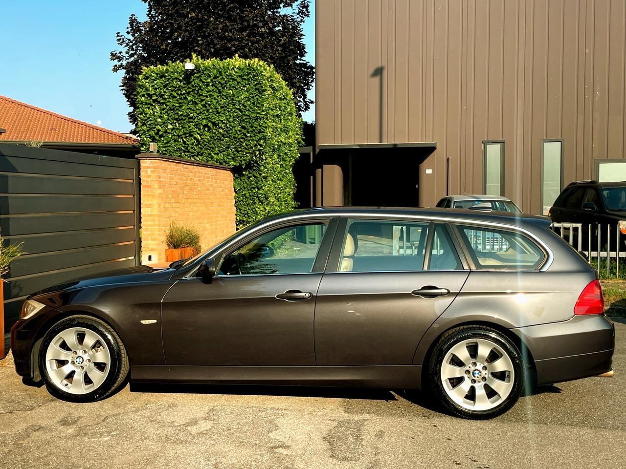 BMW 325 Xi(benz)-137000km-P.Beige,Navi,4x4-2006