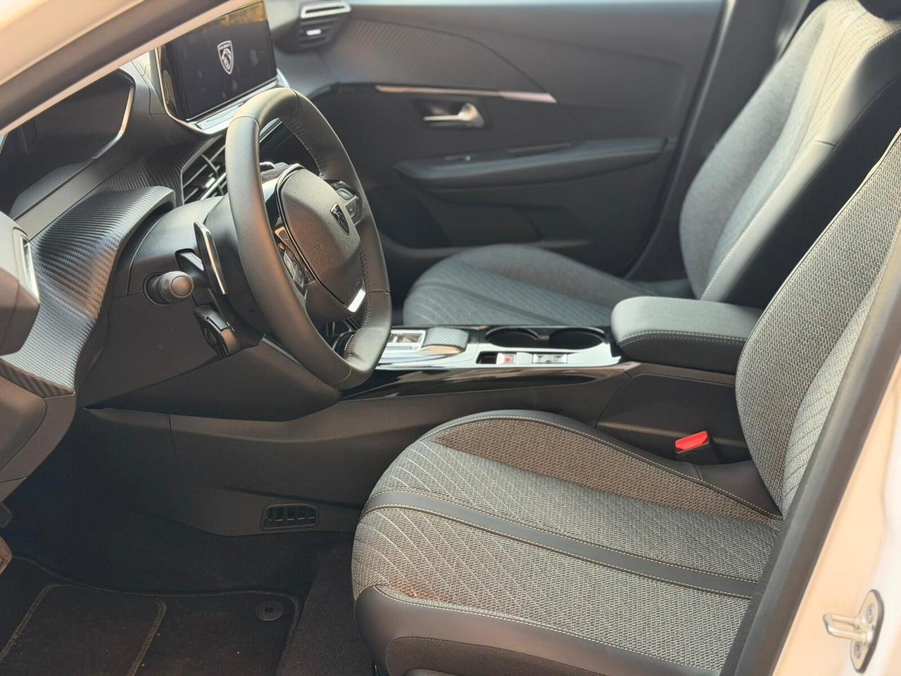 Peugeot 208 ALLURE Hybrid 100 E - DCS6