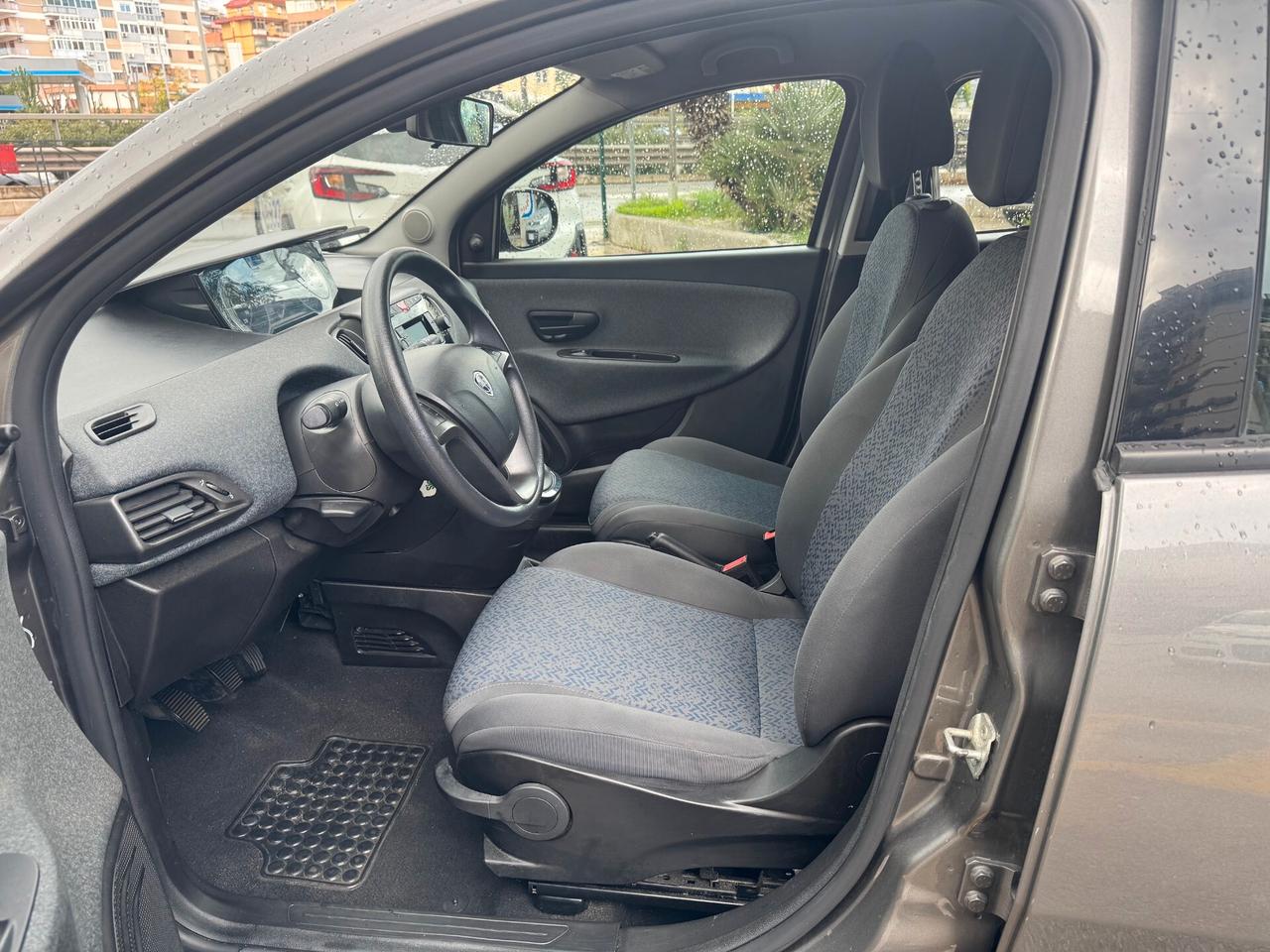 Lancia Ypsilon 1.0 neopatentati