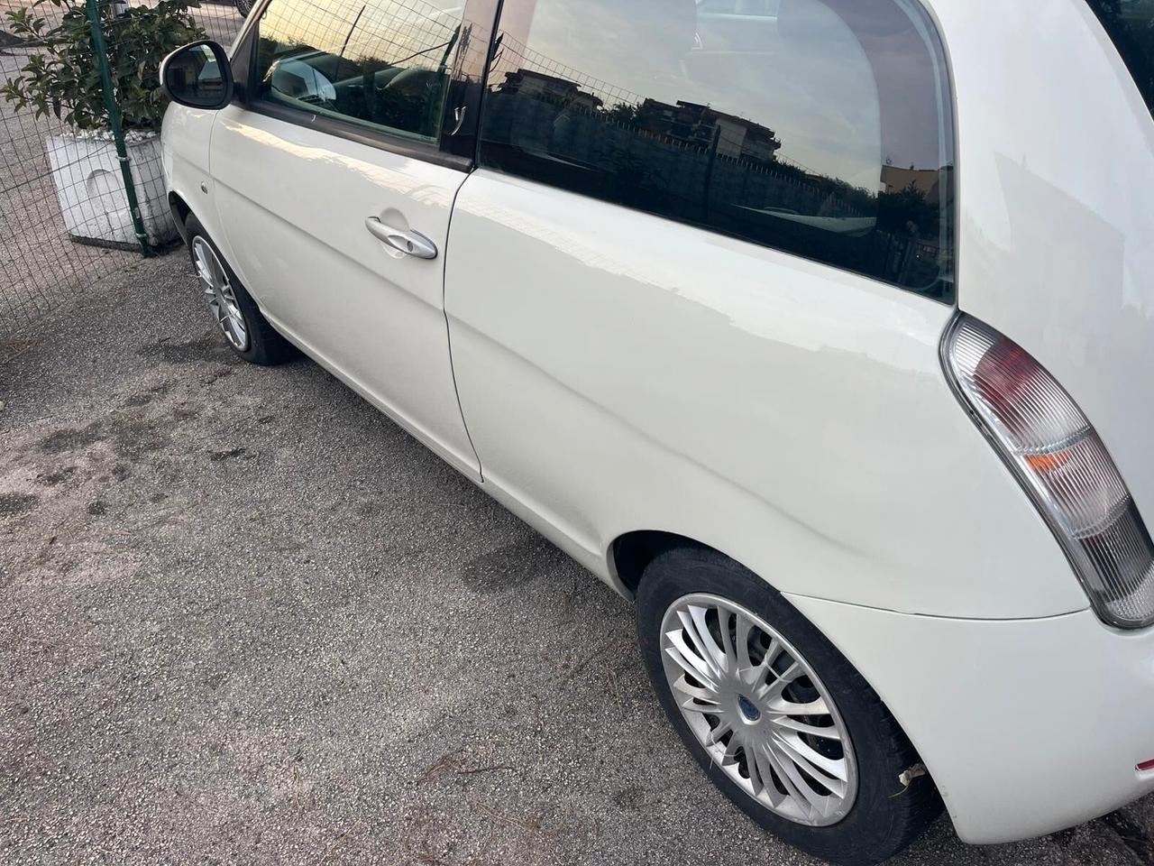 Lancia Ypsilon 1.3 MJT 75 CV Platino