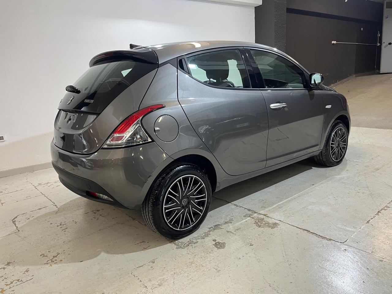 Lancia Ypsilon 1.0 FireFly 5 porte S&S Hybryd Gold