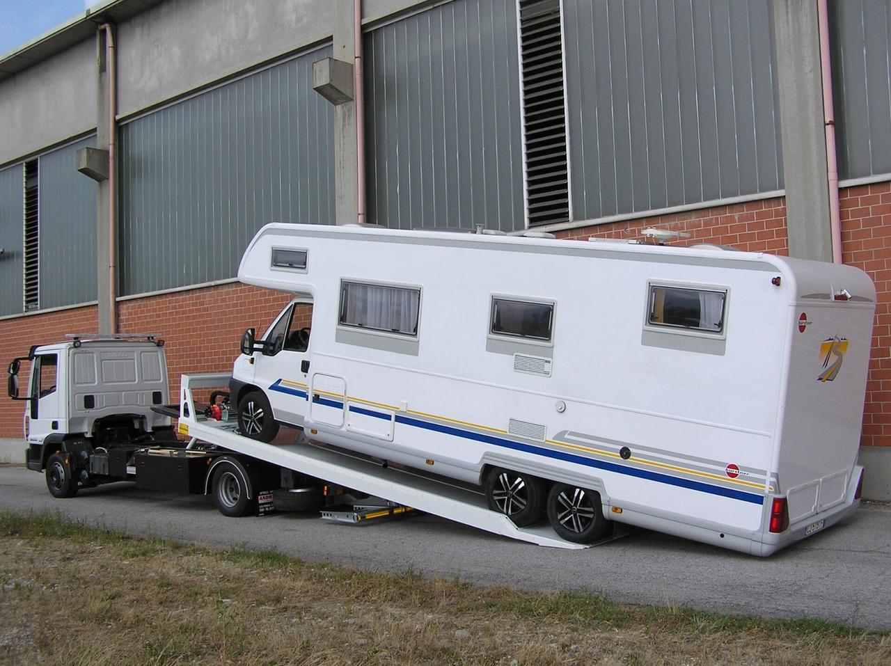Carro attrezzi Eurocargo 120 con braccio gru centrale a scomparsa