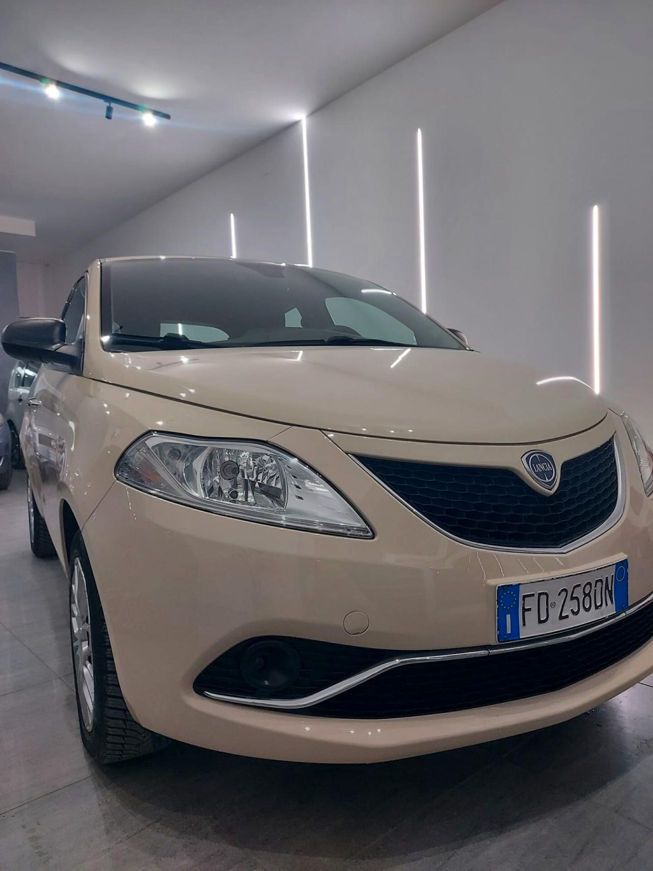Lancia Ypsilon 1.2 69 CV 5 porte GPL Ecochic Silver