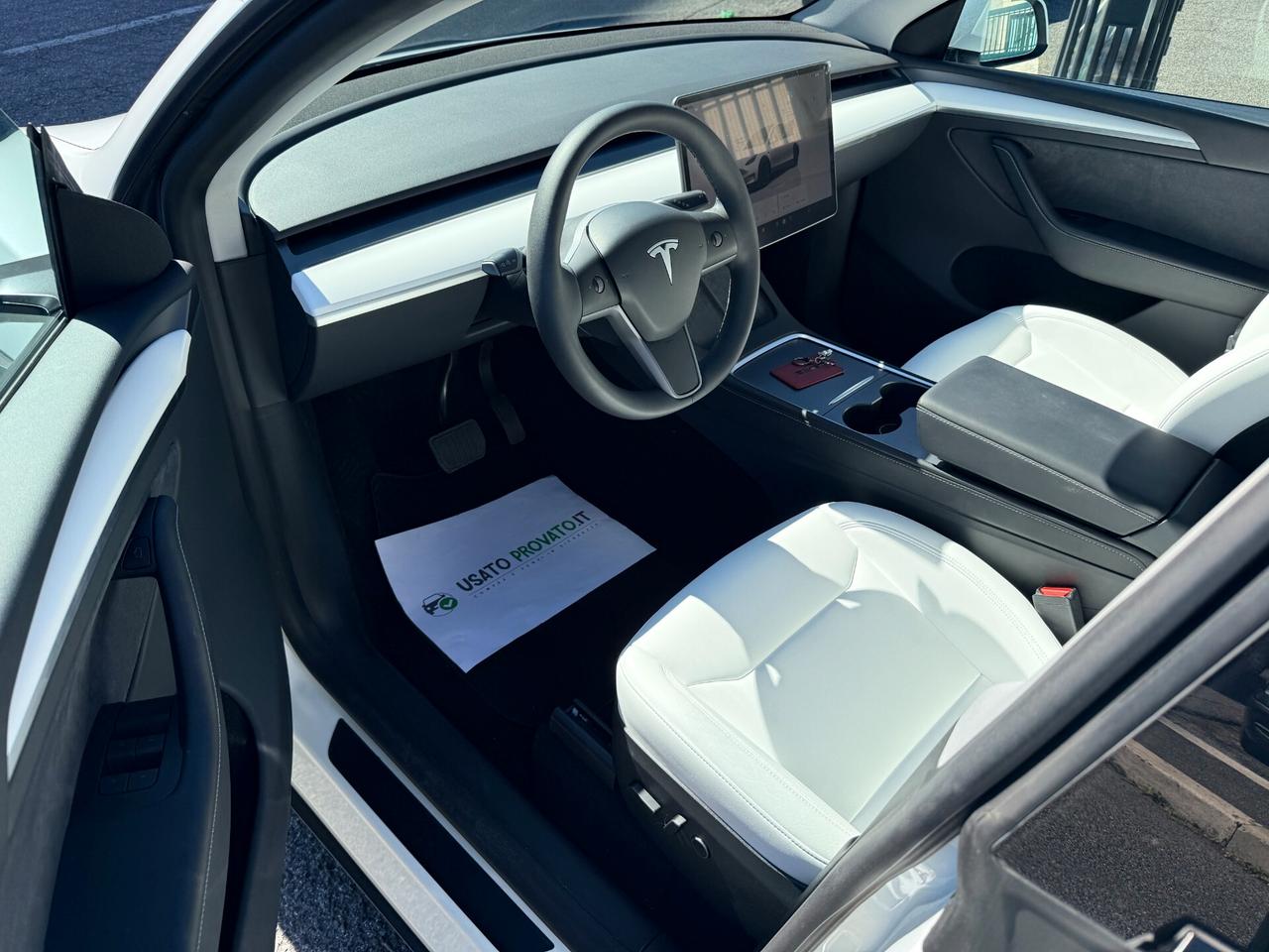 Tesla Model Y Long Range AWD Interni BIANCHI