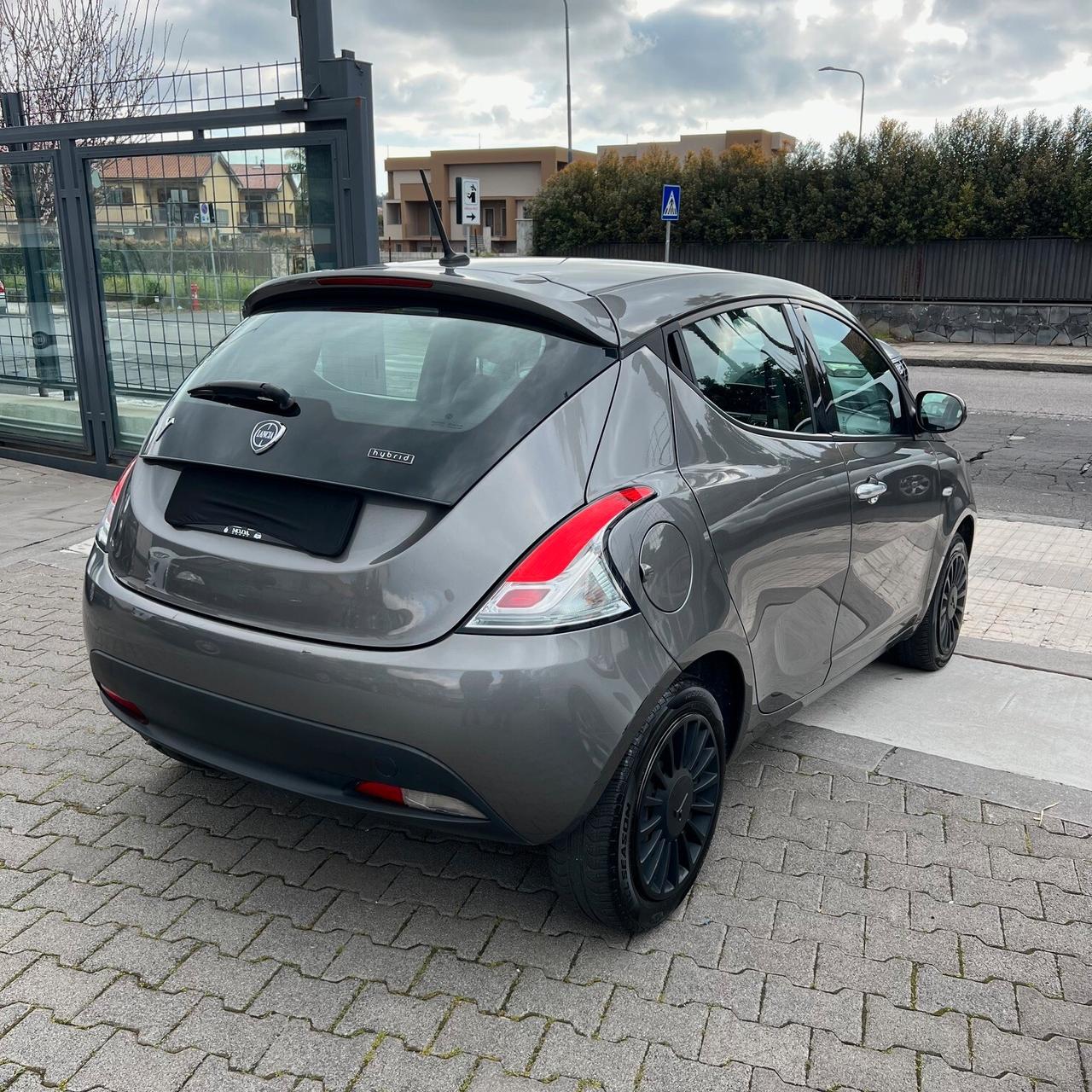 Lancia Ypsilon 1.0 FireFly 5 porte S&S Hybrid Alberta Ferretti