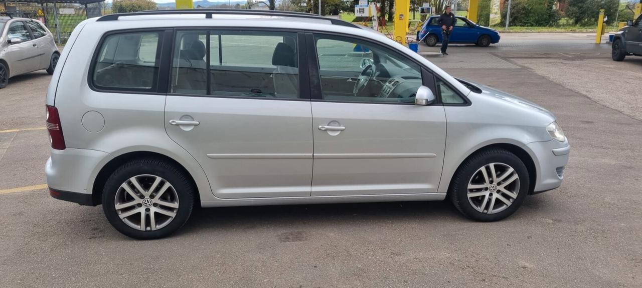 Volkswagen Touran 2.0 Conceptline Ecofuel POSTI 7