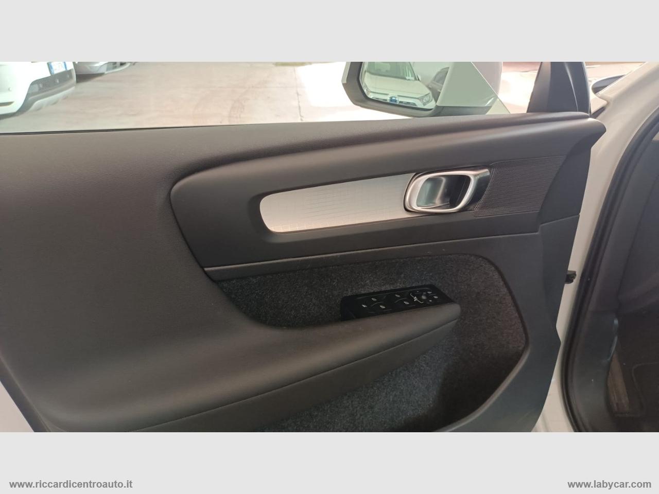 VOLVO XC40 B4 AWD Geartronic Momentum Pro