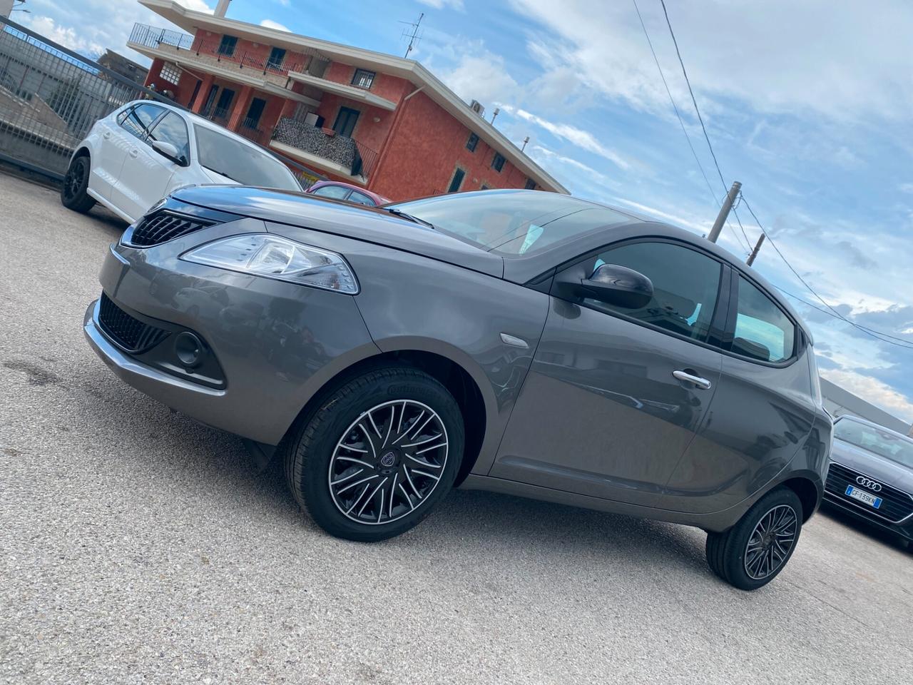 Lancia Ypsilon 1.0 FireFly 5 porte S&S Hybrid Silver 69cv