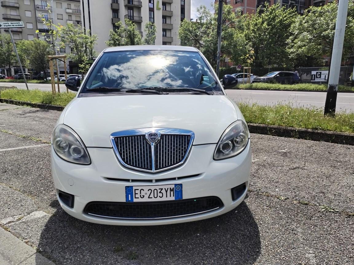 Lancia Ypsilon 1.2 8v Fire 97000km euro 5 2011