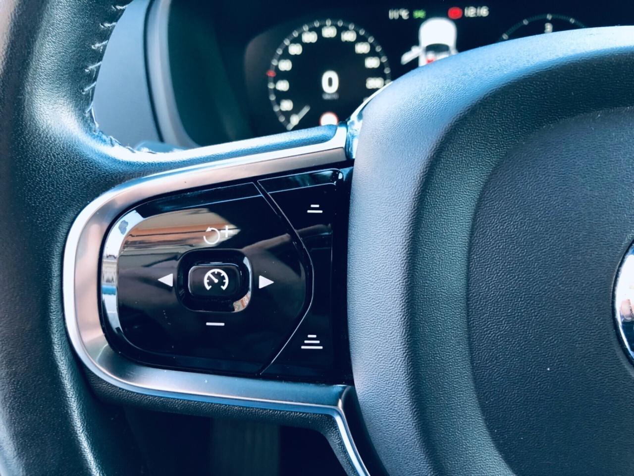Volvo XC90 B5 (d) hybrid AWD7 posti Momentum telec
