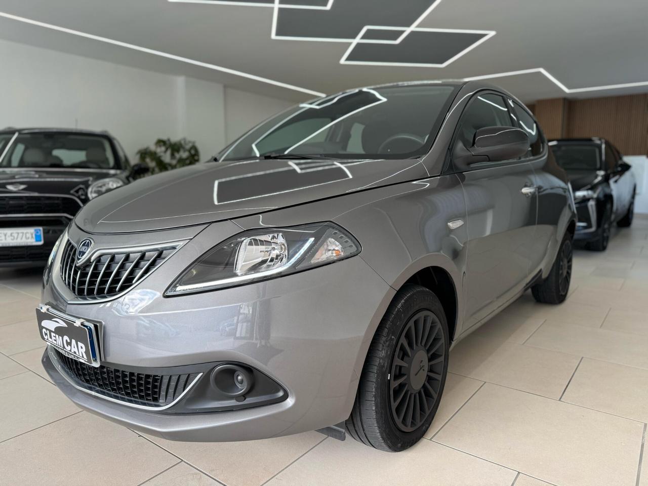 Lancia Ypsilon 1.0 FireFly 5 porte S&S Hybrid Silver