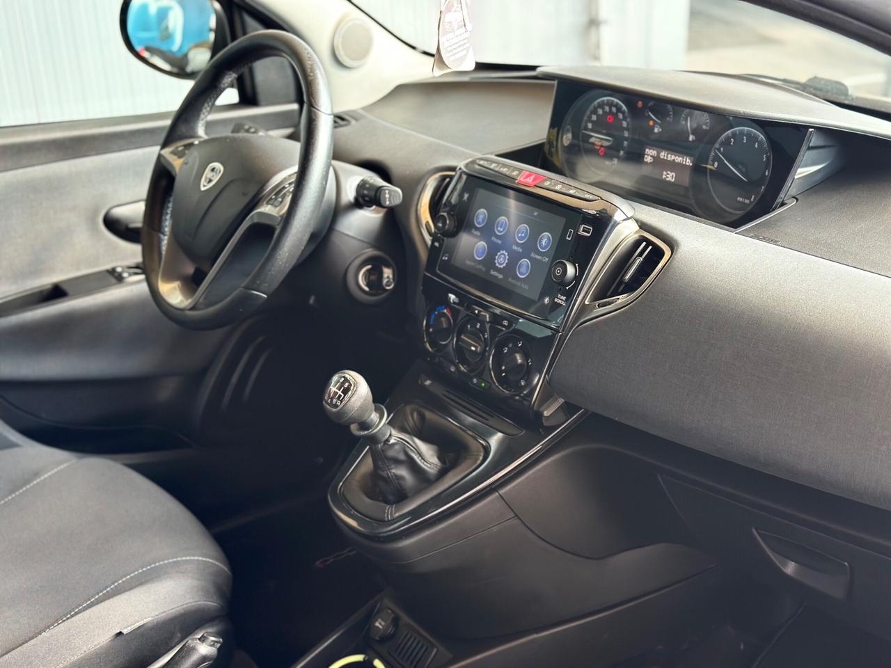 Lancia Ypsilon 1.0 FireFly 5 porte S&S Hybrid Silver