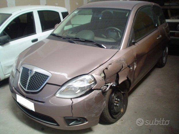 Lancia Ypsilon 1.2 8V Oro