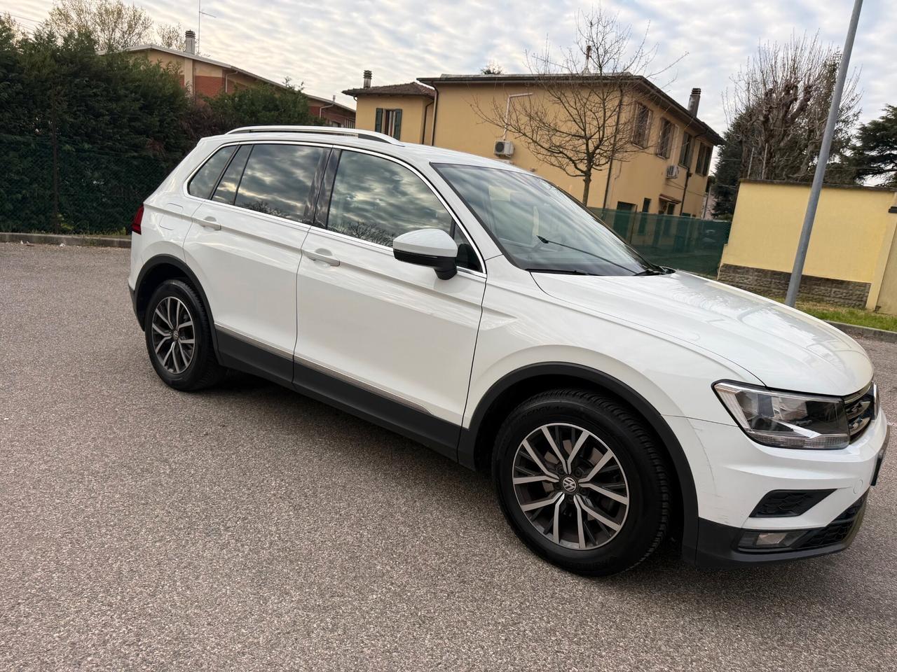 Volkswagen Tiguan 1.6 tdi dci - NEOP. - NAV. - 12 MESI DI GARANZIA -