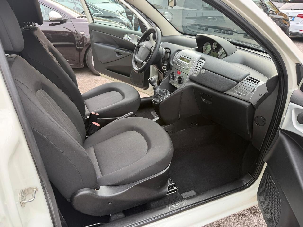 Lancia Ypsilon 1.3 MJT 75 CV Unyca