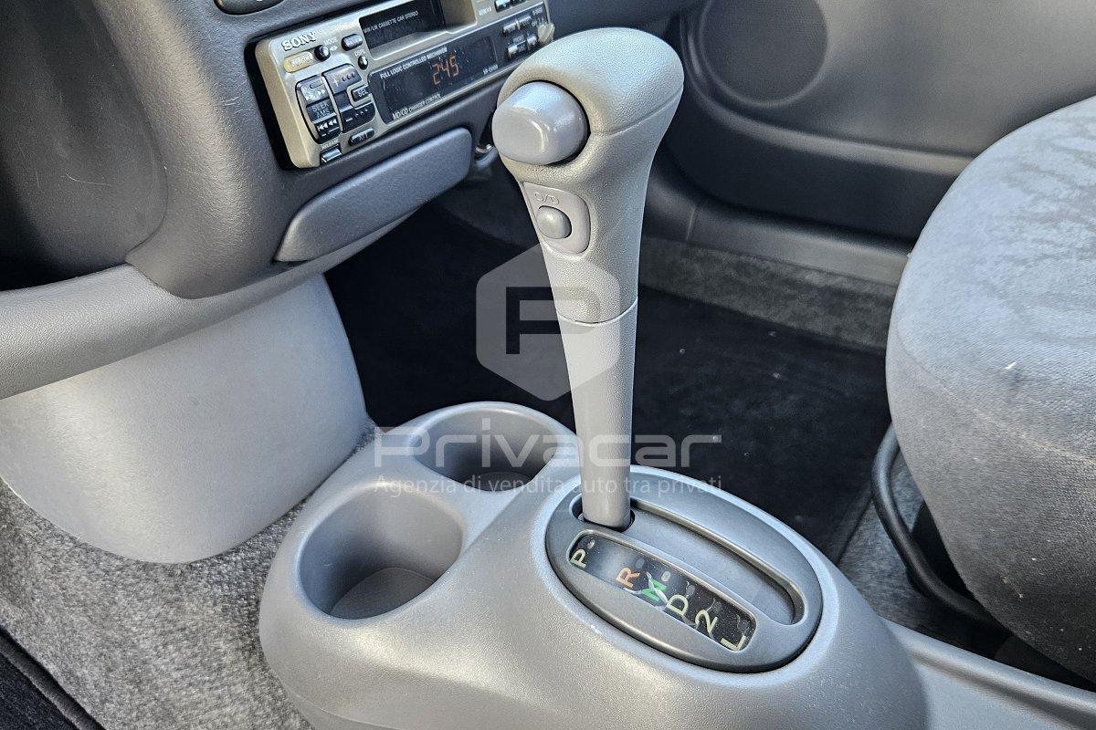 TOYOTA Yaris 1.3i 16V cat 5 porte aut. Sol