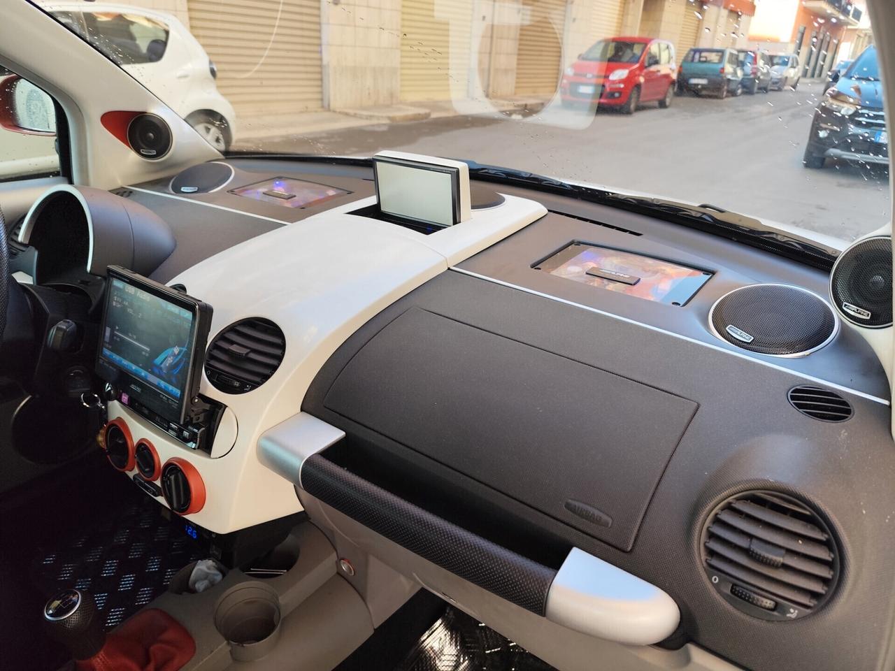 Volkswagen New Beetle AUTO DEMO SOUND QUALITY BRAND ALPINE WRAPPATA