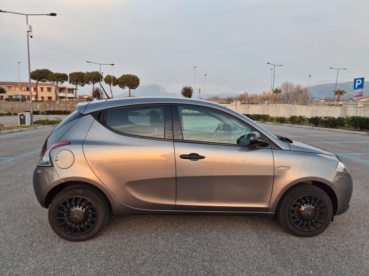 Lancia Ypsilon 1.0 FireFly 5 porte S&S Hybrid Ecochic Gold