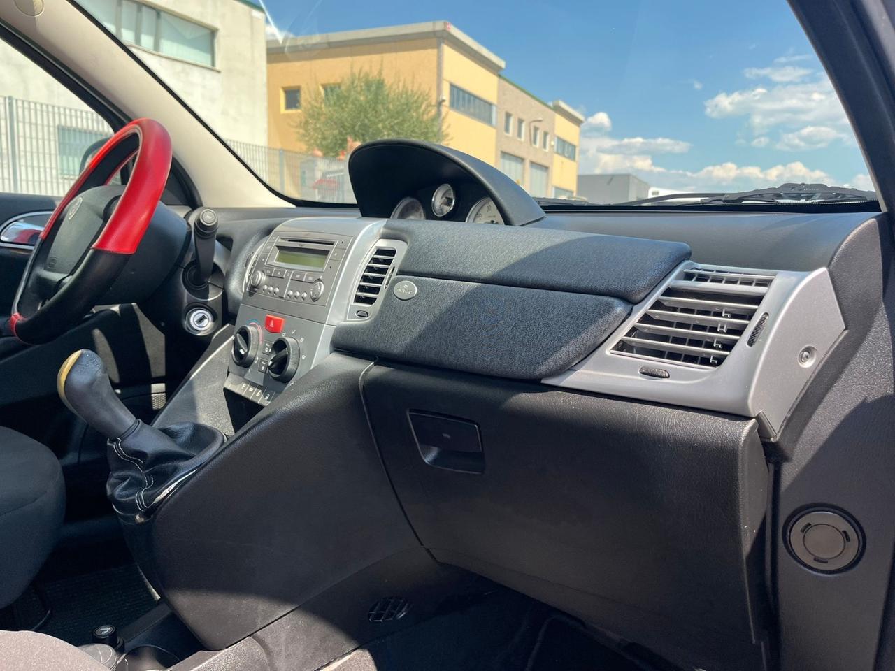 Lancia Ypsilon 1.3 MJT 75 CV Unyca