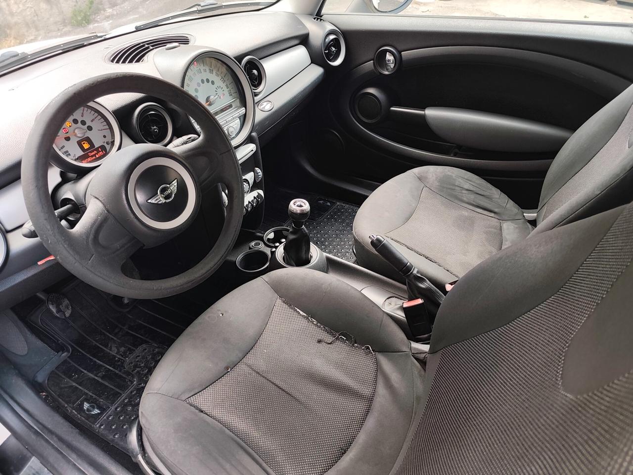 Mini 1.6 16V Cooper D 2010 Leggi