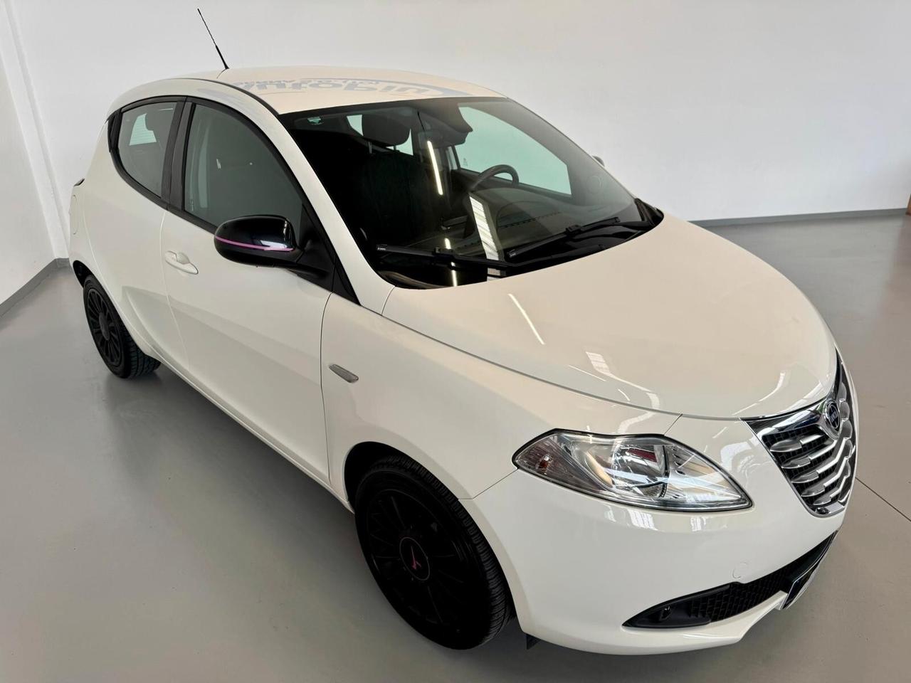 Lancia Ypsilon 0.9 TwinAir 85 CV 5 porte S&S S Momodesign