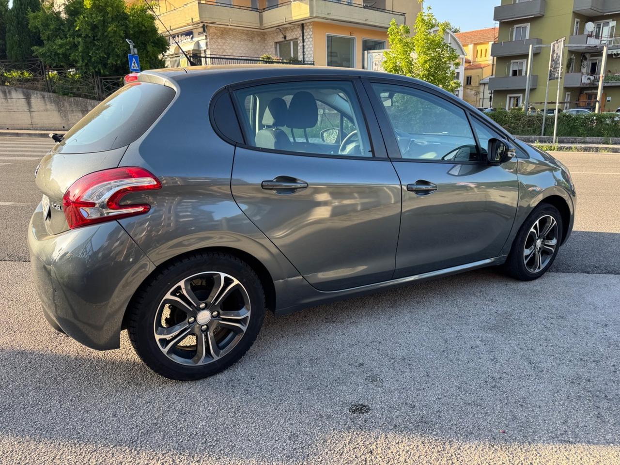 Peugeot 208 1.4 HDi 68 CV 5 porte Allure