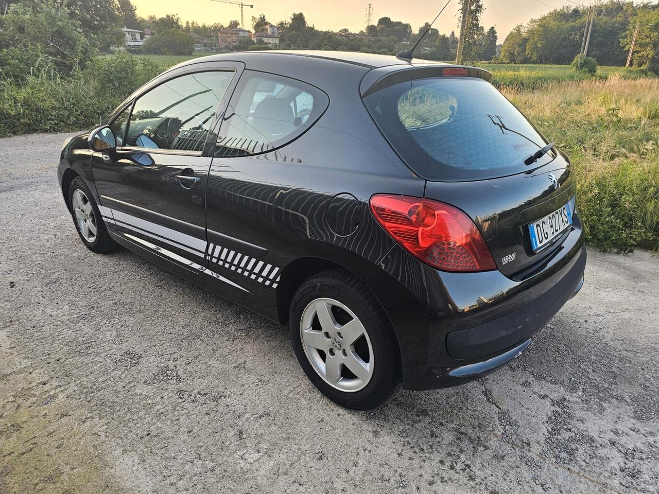 Peugeot 207 1.4 benzina