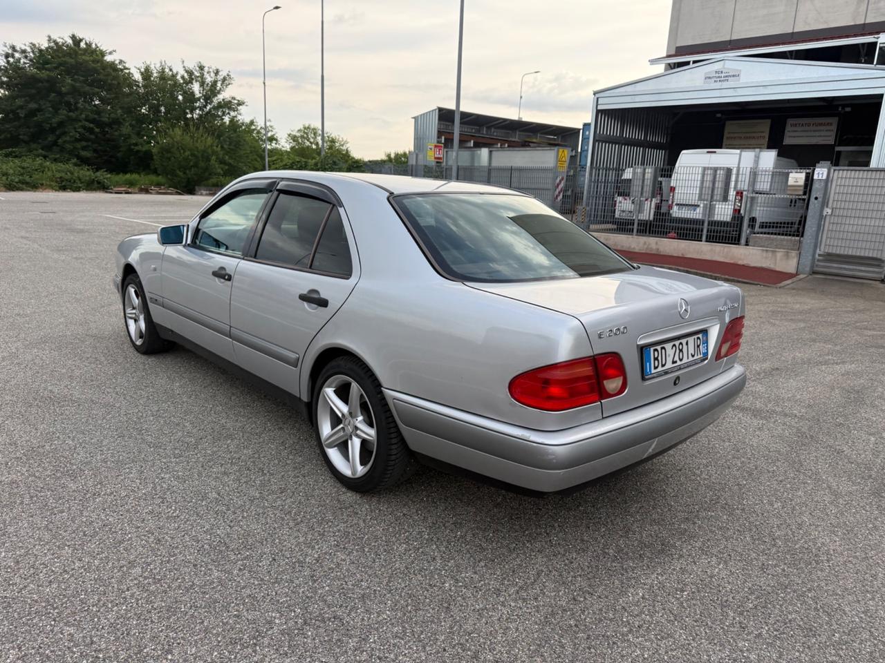 Mercedes-benz E 200 cat Classic