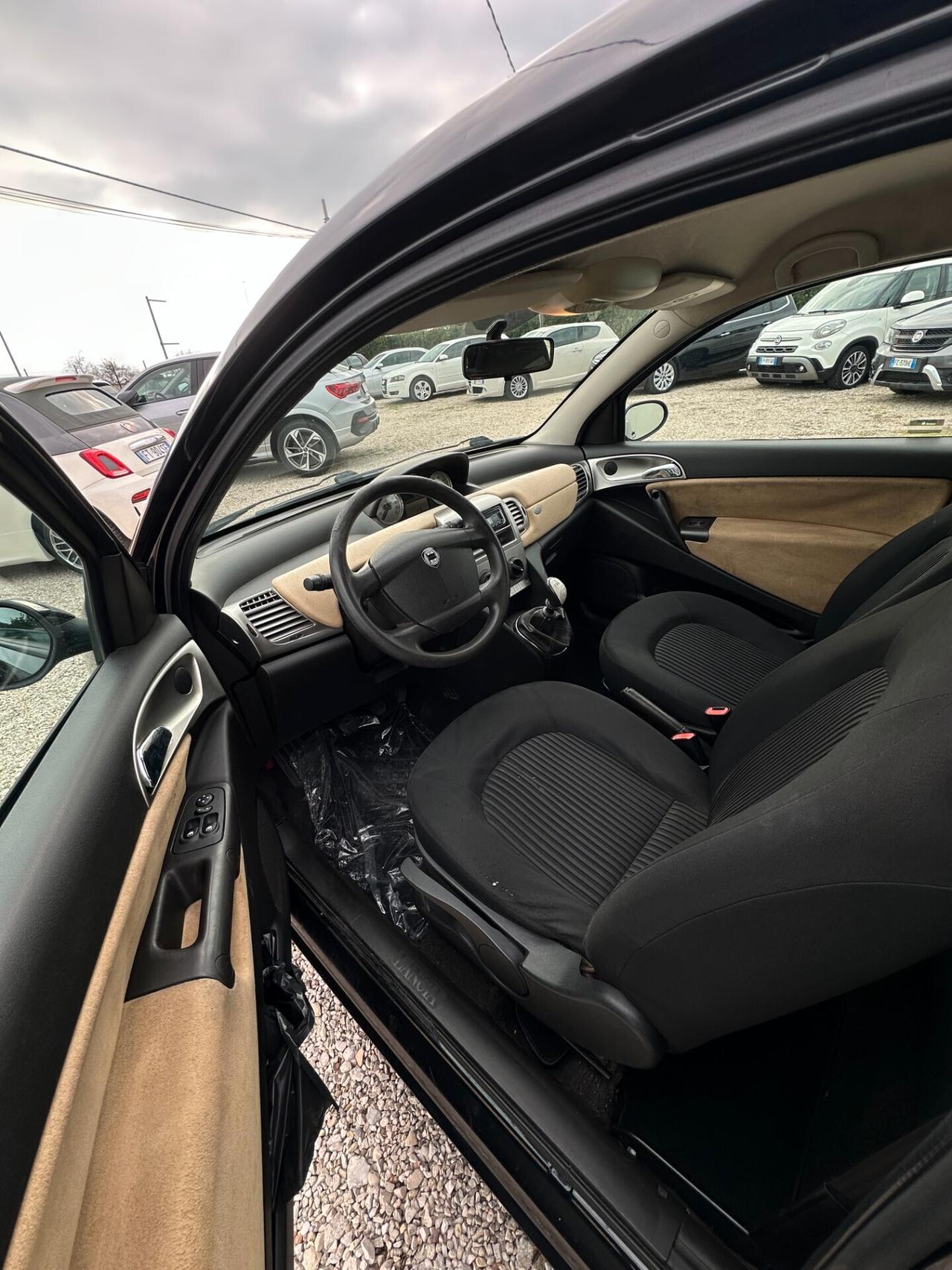 Lancia Ypsilon 1.4 16V Sport MomoDesign