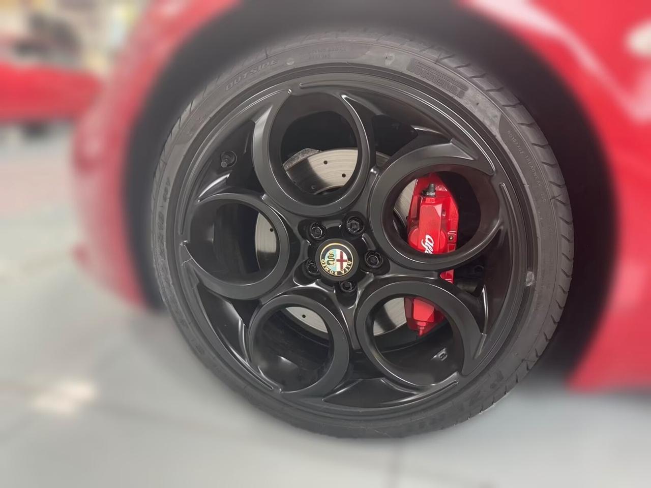 Alfa Romeo 4C 1750 TBi Launch Edition Nr. 295 *Akrapovic
