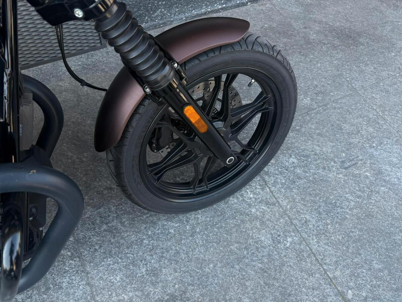 Moto Guzzi V7 night pack