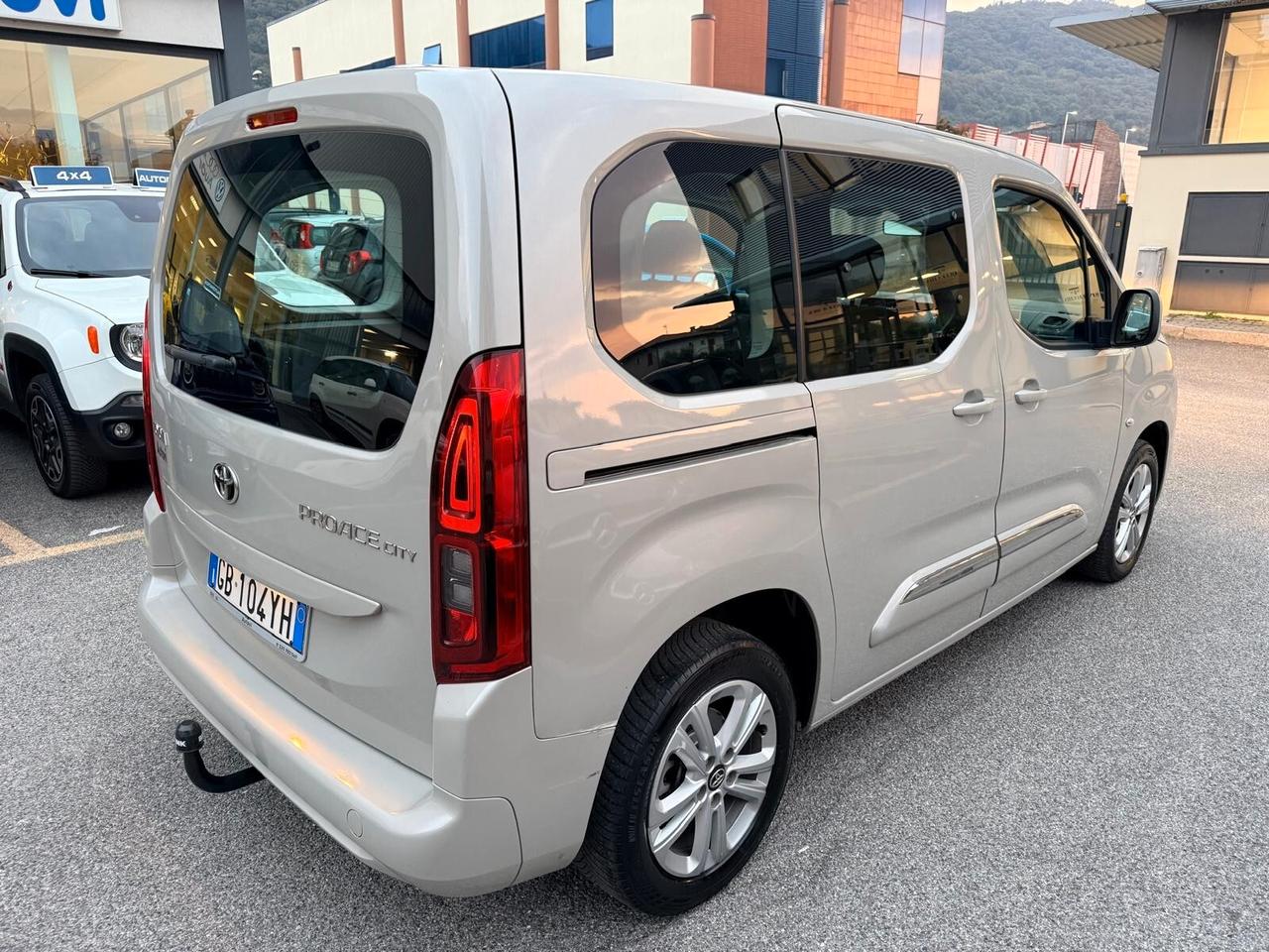 Toyota Proace City Verso 1.5D 100 CV S&S Short D Lounge *GANCIO DI TRAINO*