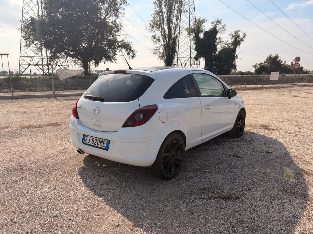 Opel Corsa 1.2 3 porte b-color