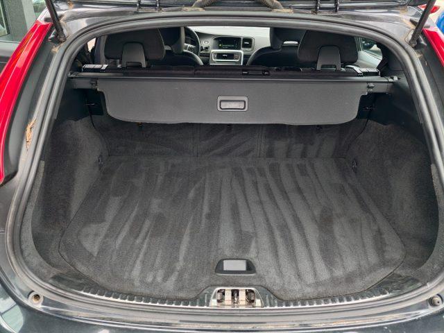 VOLVO V60 D4 R-design Momentum