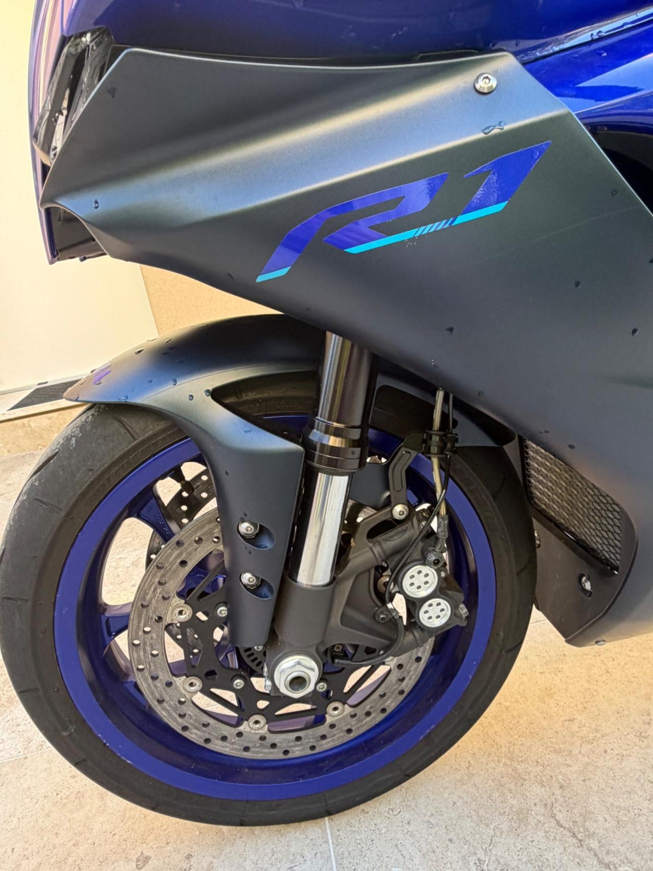 Yamaha YZF R1 Full