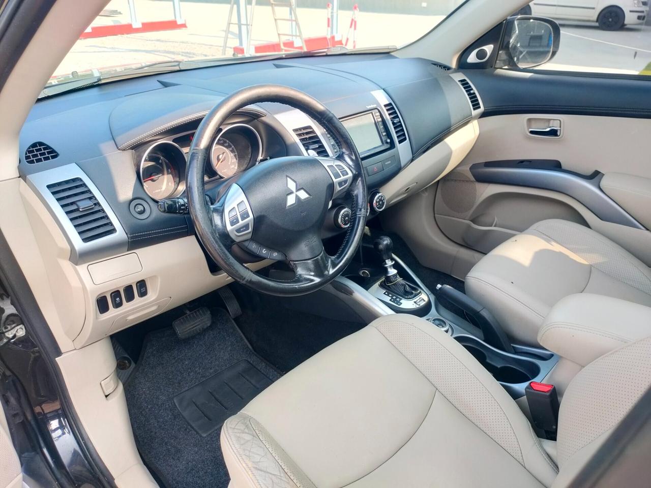 Mitsubishi Outlander 2.2 DI-D TC-SST Instyle DPF 7p